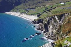Fotografia aerea della spiaggia di Keem Bay, Achill Island - Fra le tante spiagge per cui Achill Island è conosciuta c'è quella di Keem Bay, una suggestiva distesa di sabbia ...