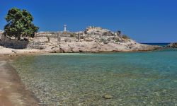 Spiaggia di Kefalos, il mare limpido di Astypalaia nel Dodecaneso (Grecia) - © Kert / Shutterstock.com