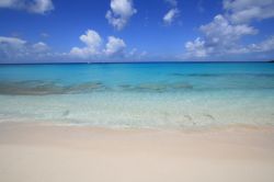 La bella spiaggia di Maho Bay a Sint Maarten. Siamo nella metà meridionale di Saint Martin, l'isola delle Piccole Antille che dalla metà del 17° secolo è divisa ...