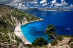La spiaggia di Myrtos a Cefalonia concorre al primato di essere una delle spiagge più belle del Mediterraneo. Ubicata sulla punta nord-occidentale dell'isola di Kefalonia, è ...
