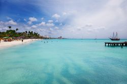 La spiaggia di Palm Beach è una delle più belle e famose di tutta l'isola di Aruba - © Jo Ann Snovero / Shutterstock.com