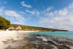 Spiaggia di Playa Lagun, uno degli arenili dell'isola tropicale di Curacao - © Cor Meenderinck / Shutterstock.com