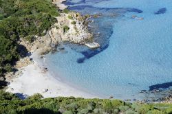 La spiaggia di Porto Giunco, nella Sardegna sud orientale: questo arenile con magnifiche sabbie bianche, si trova vicino alla località di Villasimius, che rimane a nord di Capo Carbonara ...