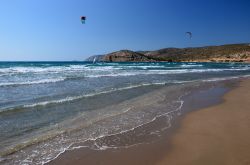 Spiaggia di Prasonisi a Rodi, Grecia - All'estremo sud dell'siola di Rodi si trova la spiaggia di Prasonisi, distesa sabbiosa piuttosto ampia sempre battuta dai venti e per questo paradiso ...