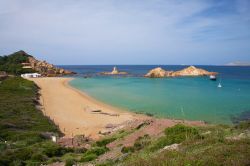 Cala Pregonda è una bella spiaggia nella parte settentrionale di Minorca, una delle Isole Baleari. E' raggiungibile a piedi in una ventina di minuti dalla spiaggia di Binimella oppure ...