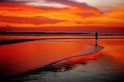 Spiaggia di Seminyak al tramonto. Siamo sull'isola di Bali in Indonesia. La zona di Seminyak è una delle più turistiche della costa occidentale di Bali e si trova appena a ...