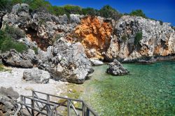 Una spiaggia di ciottoli presso Skala, isola di Cefalonia (Ionio) in Grecia - © Calek / Shutterstock.com