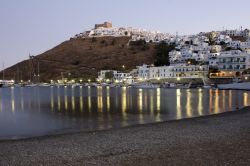 Spiaggia di sera, sulla costa di Astypalaia in ...