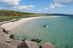 Spiaggia bianca vista dalle barriere fatte erigere da Churchill, durante la Seconda Guerra Mondiale, alle isole Orcadi in Scozia - © Jule_Berlin / Shutterstock.com