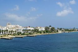 Spiaggia e case di Bizerte, lungo il mediterraneo tunisino, non distante dalla capitale Tunisi - © Gelia / Shutterstock.com
