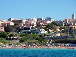 Veduta di spiaggia e città di Santa Teresa di Gallura, Sardegna - Una bella immagine di Santa Teresa di Gallura, comune di poco più di 5 mila abitanti nella provincia sarda di ...