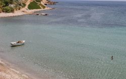 Spiaggia e mare limpido a Skyros (Skiros) l'isola si trova nell'arcipelago delle Sporadi in Grecia, ed è rinomata anche per la sua intensa vita notturna - © Dimitrios Rizopoulos / ...