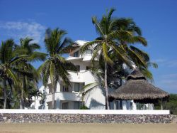 Spiaggia e resort a Manzanillo, Colima: il governo messicano sta investendo milioni di pesos nel rinnovamento delle infrastrutture locali per richiamare un numero sempre maggiore di turisti.
 - ...