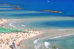 Una delle tante spiagge di Tel Aviv, Israele: la città vanta 14 km di sabbia candida e acque cristalline, dove si susseguono stabilimenti balneari curati e dotati di ogni comfort, ristoranti ...