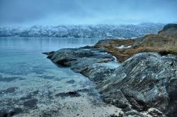 Spiaggia invernale in un fiordo vicino a Tromso ...