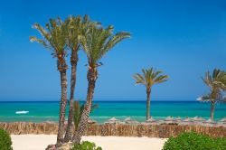Spiaggia attrezzata sull'isola di Gerba (Djerba) una delle località turistiche più importanti della Tunisia. Djerba rimane a sud della nazione nord-africana, non distante dal ...