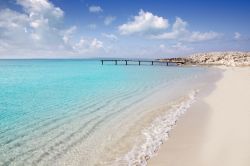 Formentera è mare cristallino e sabbia bianca... il connubio da cartolina per eccellenza! L'isola dell'arcipelago delle Baleari (Spagna), collegata alla vicina Ibiza da numerosi ...