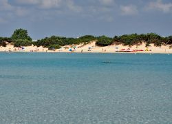 Spiaggia delle Dune a Porto Cesareo. Sono ancora visibili gli originali cordoni di sabbie che una volta bordavano le spiagge del Salento in Puglia