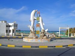 La spiaggia municipale di Hurghada, con il munumento ai delfini: ci troviamo sul Mar Rosso, in Egitto - © DDCoral / Shutterstock.com