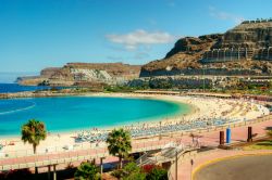 La bella spiaggia di Playa Amadores a Gran Canaria. Si trova a circa metà strada tra le località di Puerto Rico e Puerto Mogán, lungo il litorale sud-ovest di Gran Canaria ...
