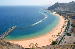 La spiaggia di Playa Teresitas a Santa Cruz de Tenerife, isole Canarie. Si trova appena a nord (9 km) della città più importante dell'Isola, poco prima della costa selvaggia ...