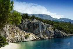 Spiaggia lungo la  riviera di Makarska. Ci troviamo in Dalmazia, lungo la costa adriatica della Croazia a sud di Spalato (Split). Questo tratto di litorale è caratterizzato dalla ...