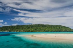 Una delle tante spiagge romantiche delle isole di Tonga, una meta tipica dei viaggi di nozze e delle lune di miele - © Michal Durinik / Shutterstock.com