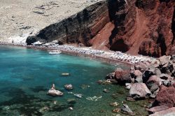 La celebra spiaggia rossa di Thira, sulla costa sud dell'isola di Santorini nell'arcipelago delle Cicladi in Grecia. Il colore particolare è dovuto alle rocce vulcaniche: l'isola ...