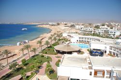 La spiaggia sabbiosa di Hurghada, lungo la costa del Mar Rosso in Egitto - © marinart1 / Shutterstock.com