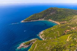 Una spiaggia sabbiosa a Lopud in Croazia. L'isola fa parte del gruppo delle Elafiti e si trova molto vicina a Dubrovnik, l'antica Ragusa della costa della Dalmazia - © OPIS Zagreb ...