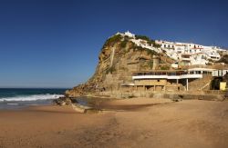 Spiaggia sabbiosa lungo la costa occidentale del Portogallo: ci troviamo a Azenhas do Mar, nella regione di Lisbona - © Armando Frazao / shutterstock.com