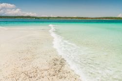 Una bella spiaggia tropicale ad Antsiranana: nel nord del Madagscar, lungo la baia di Diego Suarez, si incontrano coste selvagge con sabbie bianche ed acque turchesi - © Pierre-Yves Babelon ...