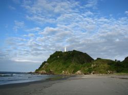 Spiaggia e faro sulla Ilha do Mel, sulla costa che si trova a sud di Curitiba, sull'Oceano Atlantico, in Brasile - © Nestor Noci / Shutterstock.com