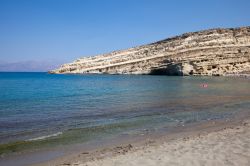 Spiaggia del villaggio di Matala a Heraklion, Creta - Una bella immagine della baia di sabbia e ciottoli abbracciata da scogliere di pietra porosa. Pittoresca e tranquilla, la spiaggia del villaggio ...