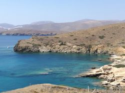 Spiaggia di Plakes con le scogliere, isola di Astypalaia, Grecia. L'isola, uno scoglio quasi completamente brullo senza vegetazione e con colline nere di roccia, offre panorami incantevoli: ...