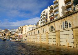 Spinola bay, ci troviamo a Malta, esattamente sulla costa di St Julian's - © ELEPHOTOS / Shutterstock.com 