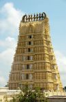 Lo Sri Chamundeswari Temple in India con il suo gopuram a sette piani - © Ajay Bhaskar / shutterstock.com