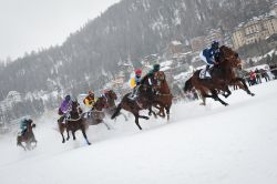 St Moritz Glamour: le gare dei cavalli riscaldano l'inverno dell'Engadina, in Svizzera - © Ventura / Shutterstock.com