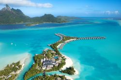 La magica laguna di Bora Bora, location del lussuoso hotel St. Regis Bora Bora, nelle Isole della Società, in Polinesia Francese - cortesia www.stregisborabora.com/