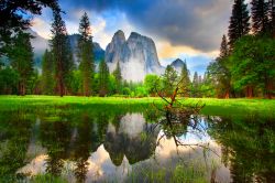 Stagno all'interno della Yosemite Valley: una fotografia scattata poco prima del Tramonto, sullo sfondo le rocce imponenti rocce granitiche del Parco Nazionale USA - © Katrina Leigh / ...