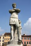 La statua opera di Luigi Strazzabosco raffigurante Antonio Savonarola a Prato della Valle, Padova.  - © Tupungato / Shutterstock.com