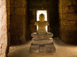 Statua del Budda a Prasat Hin Phimai, a Nakhon Ratchasima - © Wuttichok Painichiwarapun / Shutterstock.com