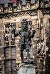La statua dell'Imperatore Carlo Magno svetta in cima alla storica Fontana di Aachen (Aquisgrana,  Germania) a lui dedicata nel centro storico, a fianco della Cattedrale e la Cappella ...