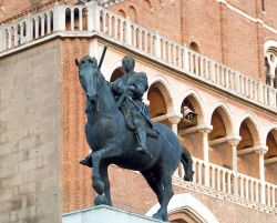 Il monumento equestre al Gattamelata, la statua in bronzo opera di Donatello situata nel centro storico di Padova - © Tupungato / Shutterstock.com