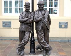 Statua di Sten Laurel e Oliver Hardy (Stanlio e Ollio): si trova nel centro di Ulverston in UK - © Hilton Teper -  Wikimedia Commons.