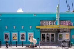 Statua di Marilyn Monroe, Key West - Al numero 416 di Eaton Street a Key West, di fronte al cinema Tropic, si trova la statua di Marilyn Monroe che la ritrae nella famosa scena del film "Quando ...