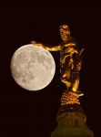 Una statua del Municipio di Dresda sembra accarezzare la Luna - © Alexander Erdbeer / Shutterstock.com