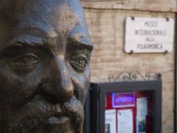 Statua di Paolo Soprani all'ingresso del Museo della Fisarmonica a Castelfidardo