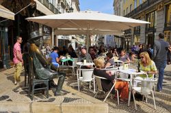 La statua di Pessoa al Café "A Brasileira" in rua Garret a Lisbona - foto  © nito / shutterstock.com