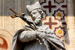 Statua di S Giovanni Napucemo in Piazza Ducale a Vigevano - © Valeria73 / Shutterstock.com